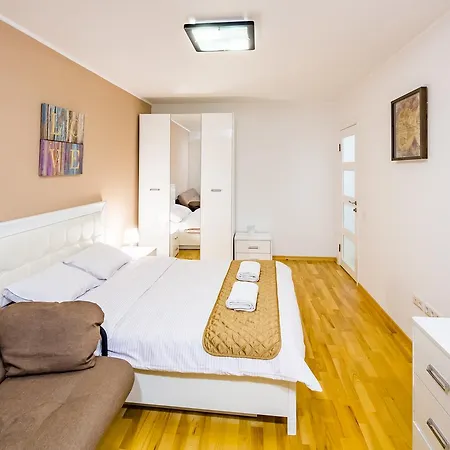 Apartamento Bv Svobodu Avenue
