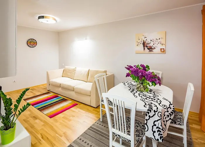 Bv Svobodu Avenue 아파트